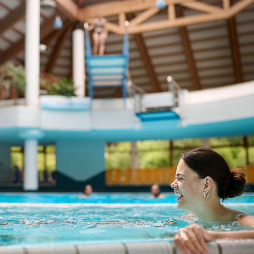 Baden in der Strömung des Wildwsserkreisels im Erlebnisbad Aquaria Oberstaufen