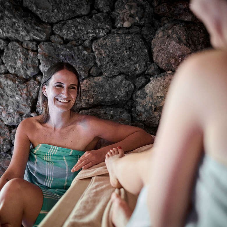 Gemeinsame Freundinnenzeit in der Felsensauna im Aquaria