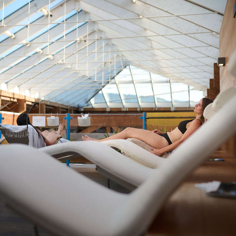 Physiotherm-Liegen in der Infrarotsauna Entspannung auf den Physiotherm-Liegen in der Infrarotsauna im Aquaria