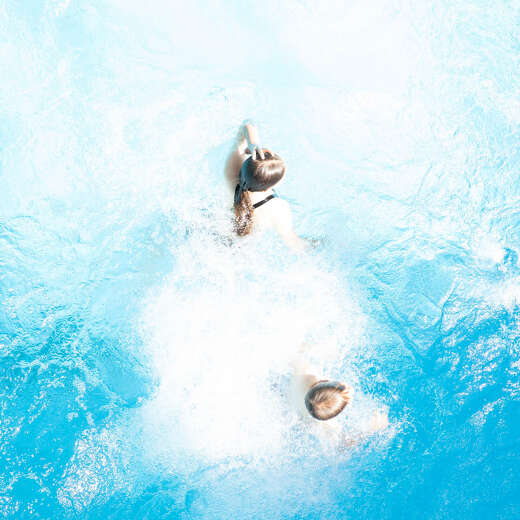 Kinder im Sprungbecken mit Strudel