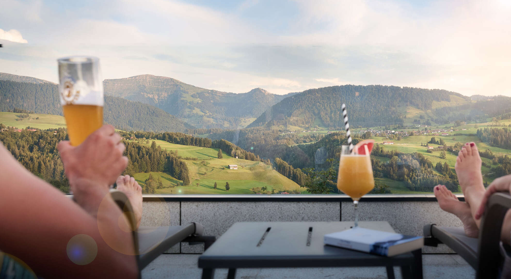Energie tanken mit Bergpanorama Erfrischung und vitale Getränke auf der Aquaria Sonnenterrasse mit Bergpanorama von Oberstaufen