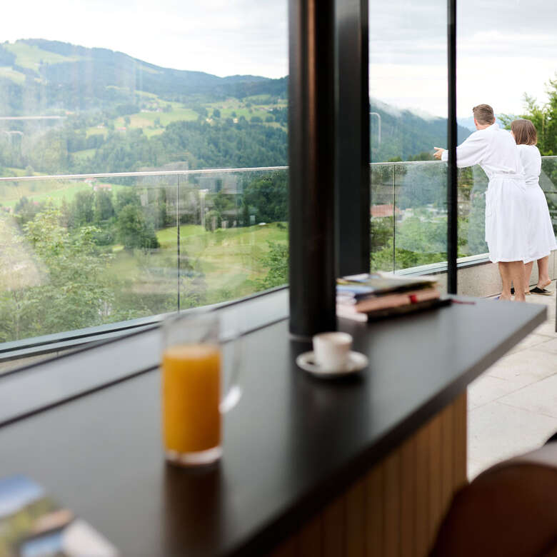 Energie-Tankstelle Saunabar Energie tanken in der Sauna-Bar mit Bergpanorama im Außenbereich der Aquaria Saunalandschaft