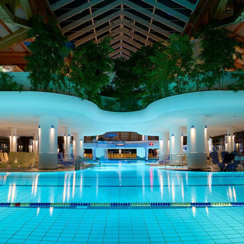 Badelandschaft im Erlebnisbad Aquaria beleuchtet bei Nacht