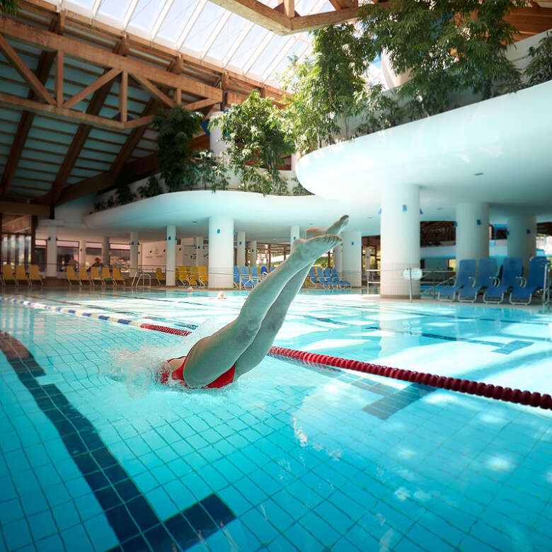 Sprung vom Startblock ins Schwimmerbecken im Erlebnisbad Aquaria Oberstaufen
