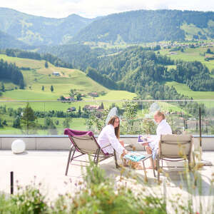 Entspannung auf den Liegen der Sonnenterrasse mit Bergpanorama der Aquaria Saunalandschaft
