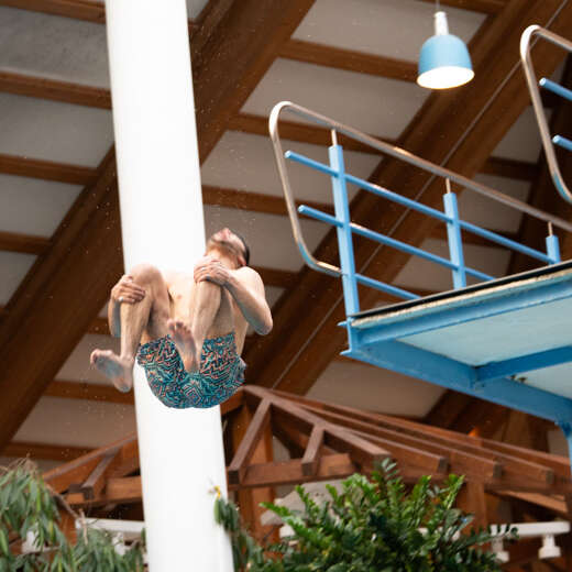 Sprung vom 5 Meter Sprungturm im Erlebnisbad Aquaria Oberstaufen
