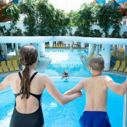 Sprungturm Kinder vor dem Sprung ins Wasser